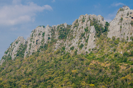 石灰岩山著名的风景优美的高清图片