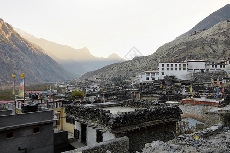 古老山村宽的徒步旅行高清图片