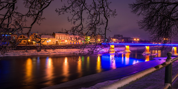 乌日哥罗德冬季老城的夜间城市景色背景