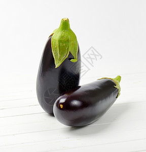 两口新鲜茄子蓝色白色木制椭圆形食物紫色蔬菜背景背景图片