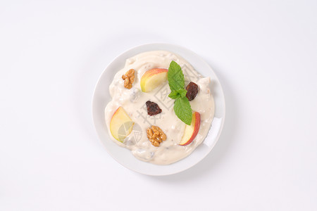 苹果小屋奶油奶酪 苹果 坚果和葡萄干小屋甜点小吃奶制品早餐高架盘子白色核桃食物背景