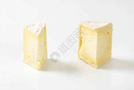 法式发色奶酪圆柱形白皮美食食物奶制品背景图片