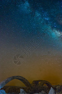 以色列的银河和废墟考古学乳白色历史银河系星星天空背景图片