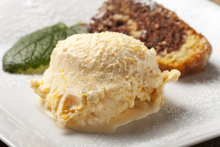 橘红色冰和大理石蛋糕巧克力柠檬冰淇淋杯子粉末白色美食小吃香脂咖啡背景图片
