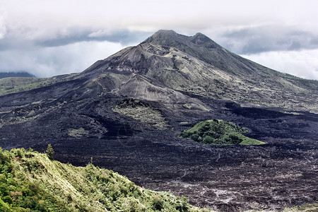 巴厘岛火山最近苏醒的古农堡火山野生动物蓝色国家冒险远足公园戏剧性旅行顶峰荒野背景