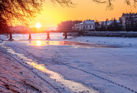 河边耀斑天空寒冬日出 在冰河边的乌兹河上背景