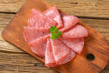 辣辣沙拉米片猪肉牛肉冷盘高架小吃桌子砧板食物肉制品高清图片