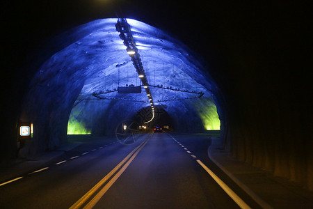 挪威Laerdal隧道照明建筑学洞穴蓝色岩石运输管道汽车车辆速度背景图片