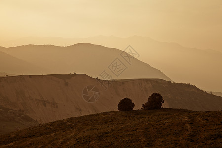 山中的日落旅行气象薄雾橙子气候地形梦幻山脉风景天空背景图片