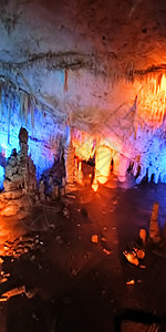 硫酸盐洞穴阴影黑暗岩石灯光旅行钟乳石旅游背景图片