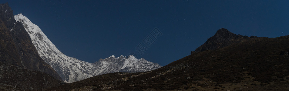 尼泊尔夜间山壁全景背景图片