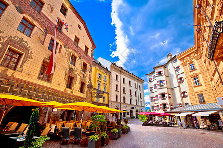 Innsbruck 观景的古老街道旅行游客村庄中心建筑学高山蓝色首都正方形街道背景图片