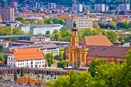 城市教会阿尔卑斯山因斯布鲁克的全景空中观察背景