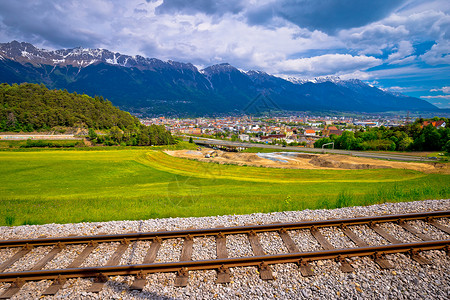 Innsbruck和山的全景空中观察爬坡建筑旅行高山历史性蓝色场景天线天空铁路背景图片