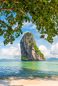 岛宝莱从波宝树叶下的海中 岩石的外观背景