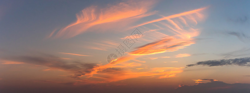 天空中弥漫的乌云多云风景景观自由气候天气全景蓝天橙子暮光背景图片