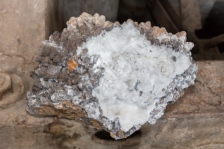 隔断的聚集宝石水晶岩石矿物石英矿物学玻璃石头标本紫色背景图片