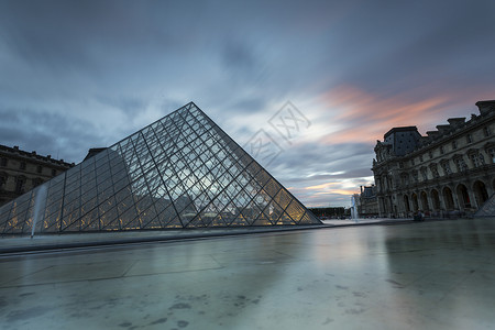巴黎大博物馆的浏览量日落金字塔建筑物天空背景图片