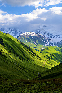 高高加索山脉蓝天土地草地岩石旅行天空浅蓝色蓝色淡绿色刺激背景图片