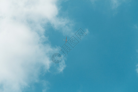 从下方蓝天空滑翔闲暇航空运输执照飞机蓝色航班训练逆风飞行员背景