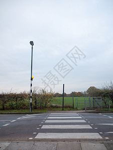 高杆街灯外的斑马横越道路安全代码斑马线车辆路面场景英语人行道街道交通背景图片