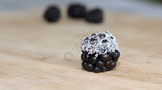 涂有糖层黑莓背景图片