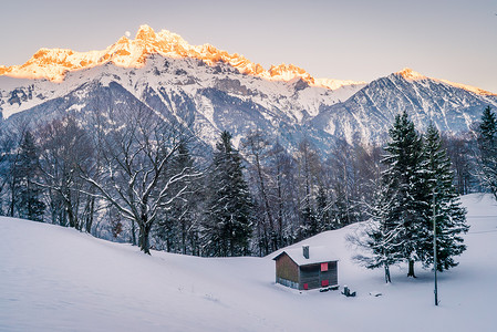 沃州在山中失落的木木木小屋山峰雪地滑雪板高山粉末小木屋滑雪运动爬坡风景背景