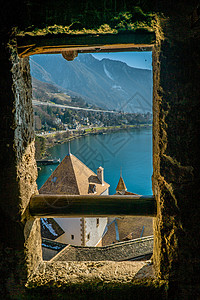 从 Chillon 城堡窗口查看天空房子山脉旅行建筑学城市建筑反射背景图片