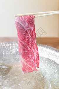 涮涮锅食物美食牛肉用餐盘子烹饪洋葱背景图片