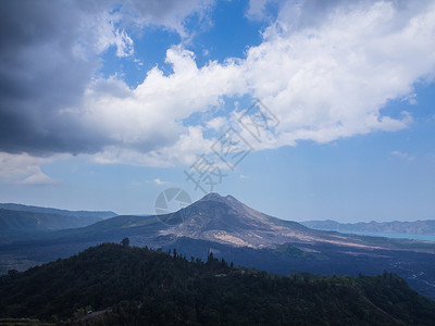 巴厘岛火山 来自巴厘金塔马尼的阿贡山古农日落蓝色绿色旅行念珠菌假期农村地标火山背景