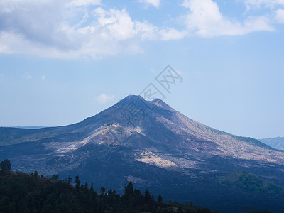 巴厘岛火山 来自巴厘金塔马尼的阿贡山农村念珠菌火山假期旅行天空绿色古农蓝色爬坡背景