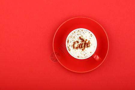 杯子加红咖啡 贴上拿铁卡布奇诺咖啡白色可可泡沫拿铁牛奶红色咖啡店飞碟巧克力饮料背景图片