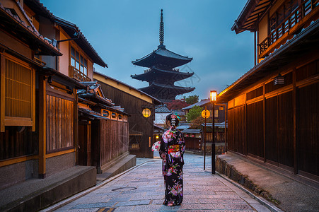 南通寺街在日本京都的和Sannen Zaka街 亚洲妇女穿着日本传统和服寺庙宝塔地标街道建筑学旅游天空神社建筑景观背景