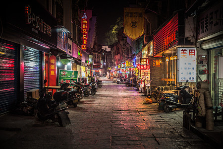 夜深时在中国扬水市的当地商店铺满了内立后街小巷背景图片