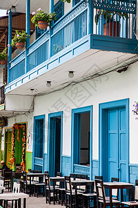 哥伦比亚安托基亚Jarddin殖民城市的丰富多彩的房屋历史建筑晴天山脉街道阳台遗产旅游拉丁旅行背景
