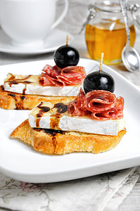 奶油奶酪和蜂蜜早餐奶牛高清图片
