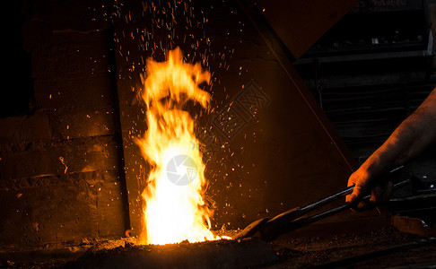 锤子投掷工作中的铁匠煤炭工艺锤子生产身体手臂铸造罢工职业齿轮背景