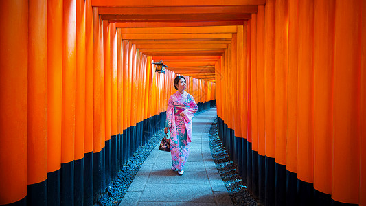 艺妓花街在日本京都神社从事传统的日本乳房工作的亚洲妇女裙子艺妓戏服文化女孩女士街道旅行旅游神社背景