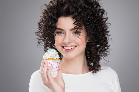 带蛋糕的快乐女人背景图片