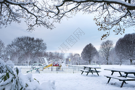 格罗夫公园的雪覆盖儿童游戏场高清图片