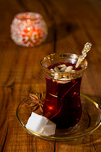 传统玻璃中突尼斯茶八角黑色松子盘子金属文化桌子棕色杯子茶色背景图片