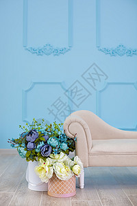 工作室间装饰 配有鲜花 轻温颜色和零用旧家具的鲜花扶手椅地面地板沙发海军植物单间吊灯毯子木头背景图片