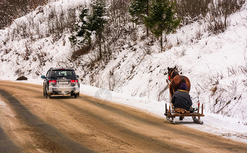 雪橇三傻三 冬季山区农村地区交通流量的变化情况课程国家森林爬坡越野车旅行年度运输大车背景