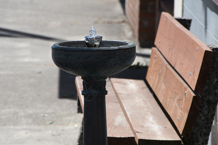 饮用水喷泉小城乡村背景图片