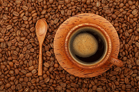 在咖啡豆上盛满棕榈木杯的咖啡椰子棕榈饮料异国勺子情调豆子黑色杯子活力背景图片
