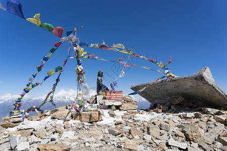 尼泊尔山顶上的佛佛上旗帜旅游旅行山脉假期生态远足首脑天空背景图片