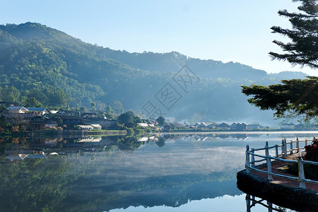 邱美潘潘Rak Thai的日出蓝色地方湖景房子假期阳光旅行山脉公园反射背景