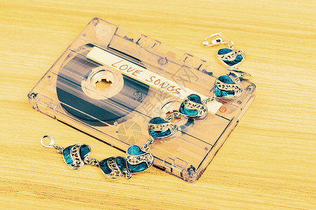 带情歌的录音磁带盒子歌曲磁铁记录展示旋律技术古董塑料音乐背景图片
