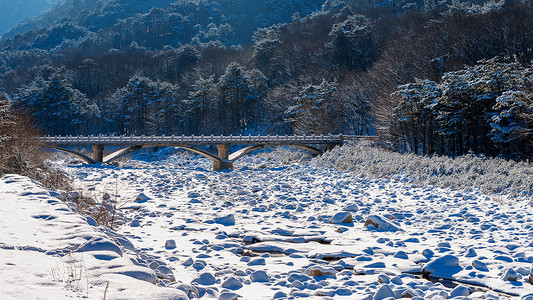 江原道雪道南韩冬季的Seoraksan国家公园天气山脉墙纸爬坡滑雪天空旅行晴天海雾薄雾背景