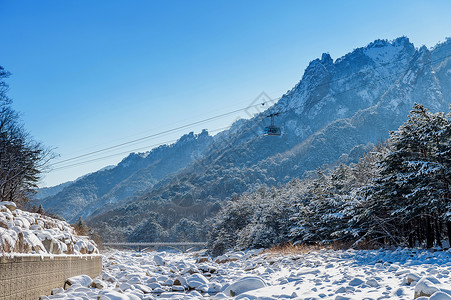 韩国滑雪南韩冬季的Seoraksan国家公园太阳束草故事公园滑雪海雾薄雾晴天墙纸旅游背景